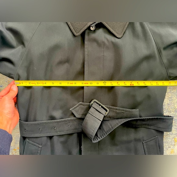 Stylish Burberry long trench coat with removable liner. - Picture 14 of 16